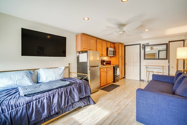 Wildwood Vacation Rental | Studio | 1BA | Stairs to Enter | 220 Sq Ft