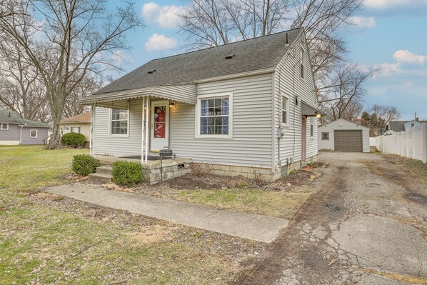 Youngstown Vacation Rental | 3BR | 1BA | 1,170 Sq Ft | 4 Steps to Enter