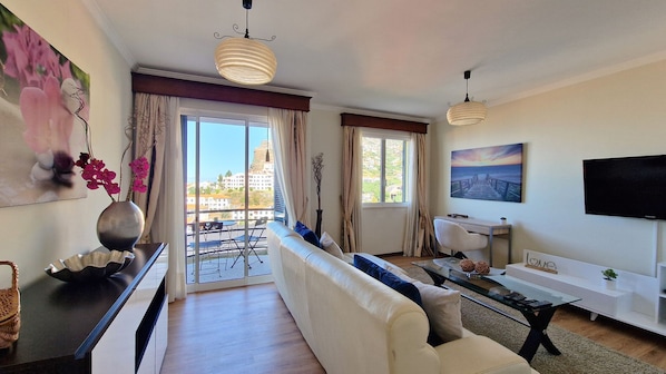 Cozy T2 apartment in Câmara de Lobos, steps from the village center. Features a spacious balcony with stunning ocean views, ideal for enjoying the scenic beauty of Madeira.
#balcony #tv #seasideorchid