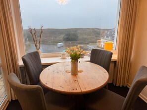 Essbereich mit Meerblick