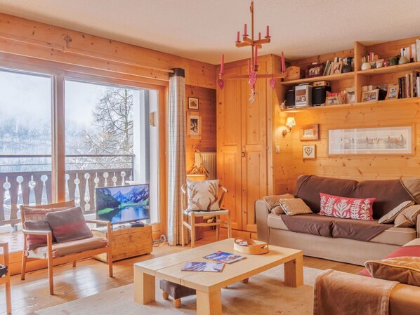 Furniture, Interior Design, Wood, Ceiling, Room, Flooring, Floor, Home, Living Room, Apartment