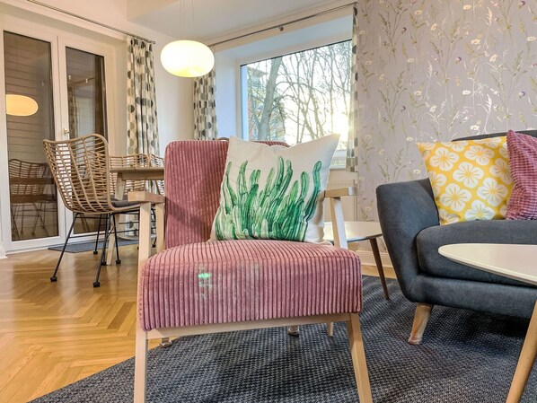 Meubles, Design Intérieur, Sol, Sol, Chaise, Salon, Textile, Pièce, Confort, Marron