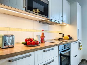 Cuisine, Appareil De Cuisine, Comptoir, Principaux Appliance, Électroménager, Cabinetry, Design Intérieur, Bois, Sol, Éclairage
