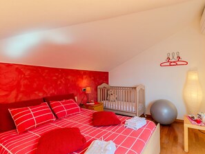 Möbel, Interior Design, Wand, Flooring, Fussboden, Schlafzimmer, Rot, Bett, Decke, Holz