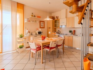 Möbel, Interior Design, Flooring, Holz, Küche, Stuhl, Fussboden, Decke, Zimmer, Tabelle