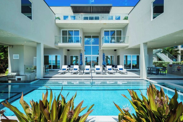 Grand Palm