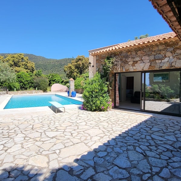 Entrée et piscine villa Ganesh