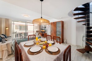 Open Plan lounge / Diner