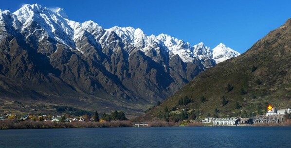 This gorgeous penthouse is located right at the foothills of The Remarkables Mountain Range... and on the shores of Lake Wakatipu and the mighty Kawarau River.   