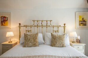 Duck Cottage, South Creake: Master bedroom with king-size bed