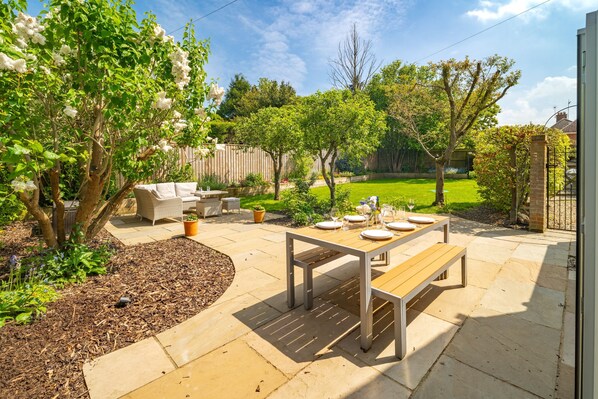 Duck Cottage, South Creake: Beautiful, fully-enclosed garden with outdoor dining furniture and barbecue