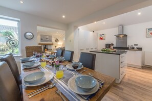 Greyseals, Brancaster: Open plan dining area with kitchen and sitting room