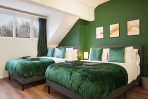 Large Green Bedroom with 2 Double Beds 