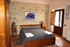 Il Fienile - bedroom with door window