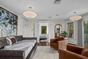 Stylish and comfortable living room, perfect for relaxation and entertainment.