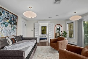 Stylish and comfortable living room, perfect for relaxation and entertainment.