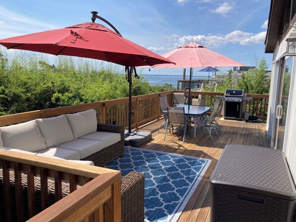 5 houses from the bay. Views of the bay and amazing sunsets!