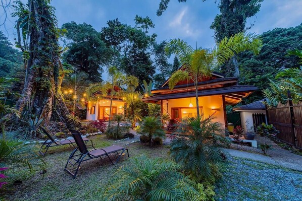 2 bungalows separated by a small and cozy pool