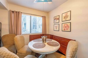 V3 Forest Ridge Dining Area
