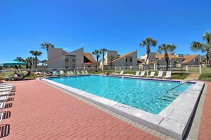Horizon South Resort | Community Amenities | 3 Outdoor Pools