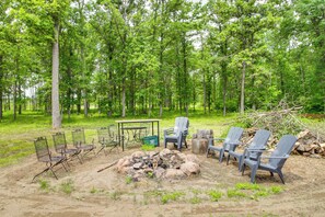 Wood-Burning Fire Pit | Near Hiking & Ski Trails