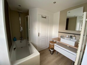 La salle de bain avec douche, avec vue sur les ânes et la campagne lyonnaise