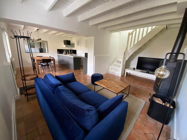 La petite maison proche de Lyon avec salon, TV (35 chaînes) et poêle à bois