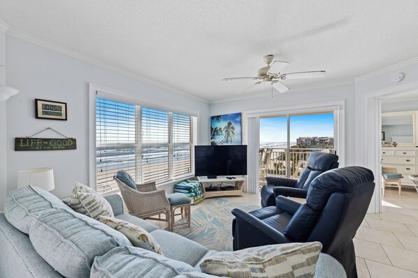 Spacious living room, with access to the balcony.