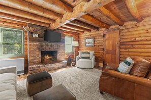 Relaxing 3BR Log Cabin Getaway w/ Firepit in Stowe (4444)