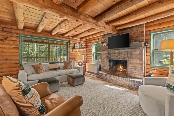 Relaxing 3BR Log Cabin Getaway w/ Firepit in Stowe (4440)