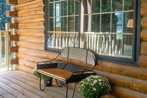 Relaxing 3BR Log Cabin Getaway w/ Firepit in Stowe (4435)