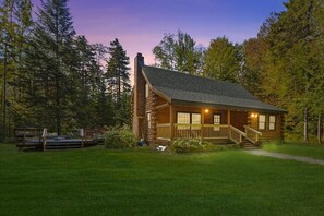 Relaxing 3BR Log Cabin Getaway w/ Firepit in Stowe (4421)
