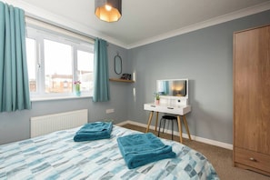King size bedroom overlooking rear garden