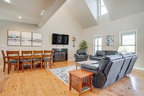 Living Room | Smart TV | Free WiFi | Central Air Conditioning/Heat | 2nd Floor