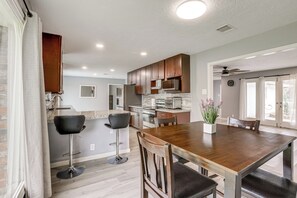 Kitchen & Dining Area
