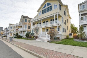 Exterior | 3-Story House | 2 Mi to Steel Pier