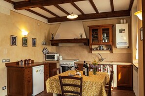 Möbel, Küche, Interior Design, Countertop, Flooring, Küchengerät, Cabinetry, Holz, Major Appliance, Decke