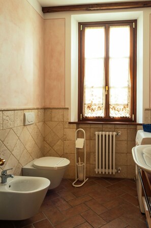 Flooring, Wand, Armatur, Fussboden, Badezimmer, Interior Design, Zapfhahn, Sinken, Installation, Bad Sink