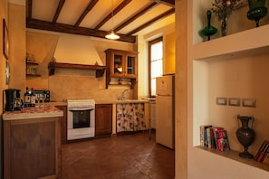Möbel, Interior Design, Flooring, Küche, Holz, Cabinetry, Countertop, Decke, Fussboden, Light Fixture
