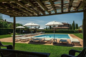 Schwimmbad, Resort, Gartenmöbel, Garten, Hazienda, Estate, Rasen, Sonnenliege, Villa, Garten