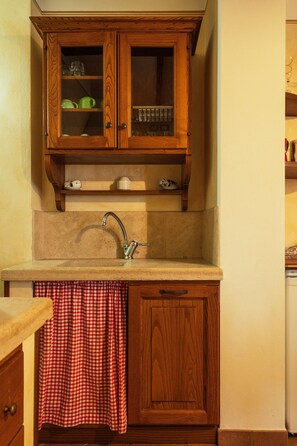 Holz, Flooring, Möbel, Cabinetry, Interior Design, Küche, Countertop, Fussboden, Braun, Schrank