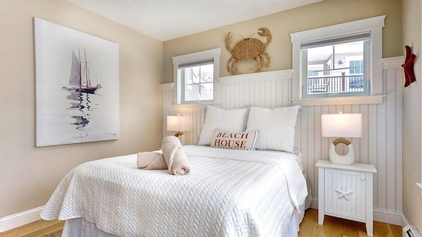 First Floor Bedroom| Queen Bed