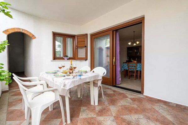 Outdoor dining