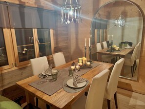 Möbel, Interior Design, Holz, Flooring, Tabelle, Esszimmer, Stuhl, Küche & Esszimmer Tisch, Light Fixture, Fussboden