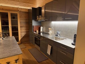 Küche, Countertop, Möbel, Flooring, Cabinetry, Holz, Interior Design, Küchengerät, Fussboden, Sinken