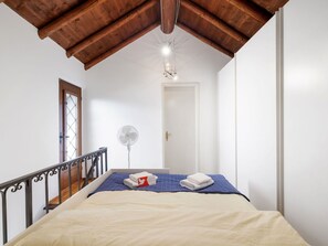 Interior Design, Möbel, Bett, Schlafzimmer, Wand, Flooring, Fussboden, Holz, Decke, Zimmer