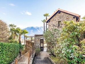 Steigung, Steinwand, Walkway, Auffahrt, Zaun, Bergdorf, Eco Hotel, Balkon, Stockfotografie