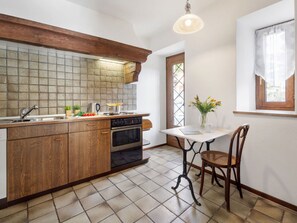 Flooring, Küche, Interior Design, Countertop, Decke, Möbel, Fussboden, Zapfhahn, Armatur, Sinken