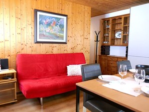 Furniture, Flooring, Wood, Interior Design, Floor, Room, Table, Ceiling, Picture Frame, Living Room