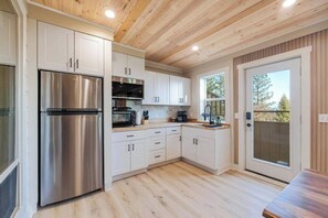 Kitchenette | Fully Stocked | Hot Plate | Toaster Over | Fridge and Freezer